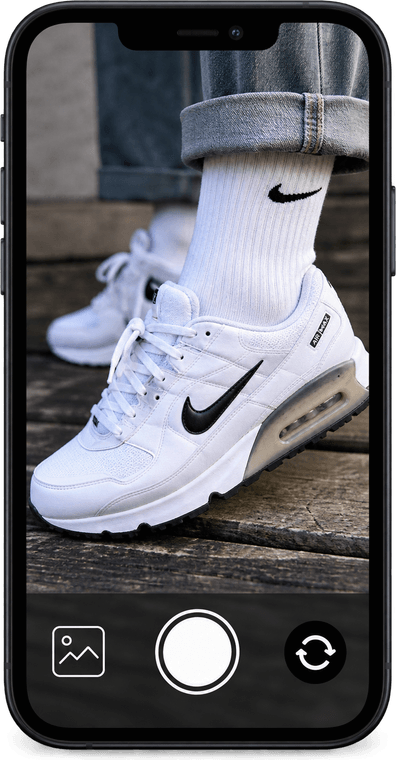Telefon care fotografiază un pantof sport alb